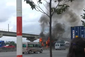 Xe ben bốc cháy khi đang chạy ở quận Thủ Đức