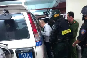 Áp giải 2 anh em Nguyễn Thái Luyện về trụ sở lúc rạng sáng