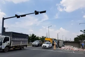 Xe tải chở xi măng lật trên đại lộ Phạm Văn Đồng