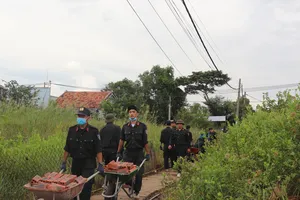 Cảnh sát cơ động Bộ Công an xây dựng hẻm bê tông cho người dân