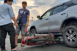 Tránh hiện trường tai nạn, xe máy ngã vào gầm ô tô