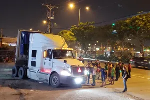 Xe container cán người đang nằm bên vệ đường tử vong