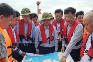 Khẩn trương lấy mẫu nước tại khu vực chìm tàu 8.000 tấn