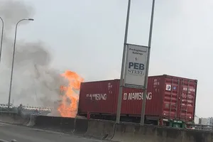 Xe container cháy rụi trên cao tốc Long Thành - Dầu Giây