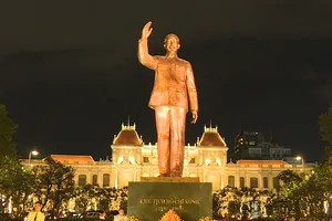 Mở lại tượng đài Bác Hồ tại phố đi bộ Nguyễn Huệ 