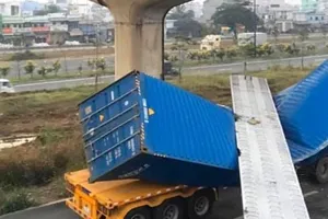 Chủ đầu tư nói về dầm cầu bộ hành đè container ở Thủ Đức