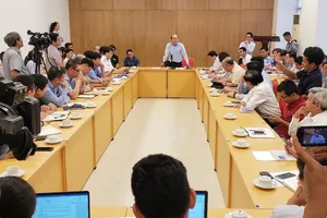 Tàu 8.000 tấn nằm sông Lòng Tàu đang gây thiệt hại nặng 