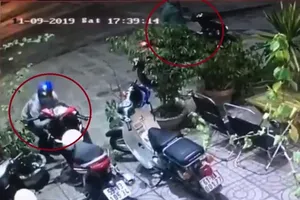 2 người đi Exciter liên tục trộm xe máy tại Thủ Đức