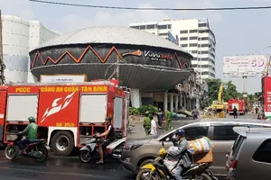 Cháy tại siêu thị đang tháo dỡ gần sân bay Tân Sơn Nhất