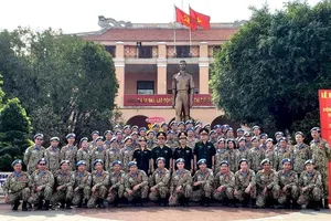 Đoàn giữ gìn hòa bình Liên Hiệp Quốc báo công lên Bác Hồ 