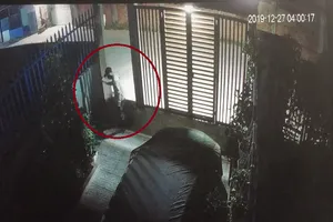 Camera ghi lại cảnh trộm đột nhập lấy ba xe máy tại Thủ Đức