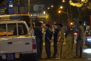 Xuyên đêm truy bắt kẻ cầm súng, cầm vật nghi lựu đạn ở quận 10