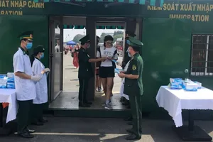 Phát khẩu trang và kiểm tra thân nhiệt sinh viên quốc tế