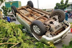Ô tô lật nhào trên đại lộ Phạm Văn Đồng, 5 người đi cấp cứu