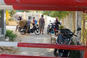 Ấm tình người tại nơi cách ly 5.000 dân thôn Văn Lâm 3