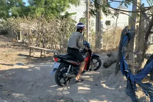 Người dân 'xé rào' ra vào khu cách ly thôn Văn Lâm 3