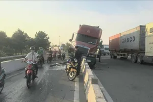 Container lao lên dải phân cách tại quận 9