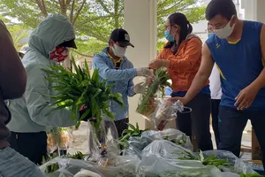 Hình ảnh mọi người chung tay hỗ trợ Văn Lâm 3