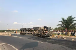 Dân cứu tài xế mắc kẹt trong cabin xe đầu kéo ở quận 9