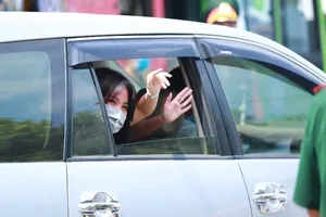 Du học sinh cách ly: 'Cảm ơn các anh, ra về lại nhớ nơi này'