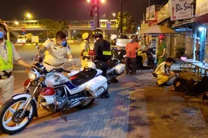 Dân nhậu lăn ra ngủ khi bị CSGT kiểm tra nồng độ cồn