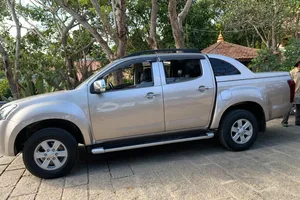 Ô tô đậu trước cửa biệt thự tại quận 2 thì biến mất