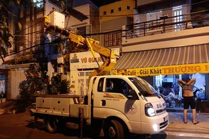 Cháy tại cột điện đêm 30-4, người dân hốt hoảng