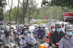 Cận cảnh xe cộ nối đuôi nhau kéo dài qua Bến xe Miền Đông