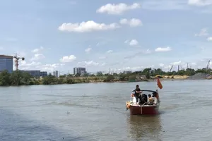 Nam thanh niên để lại quần áo nhảy cầu Thủ Thiêm