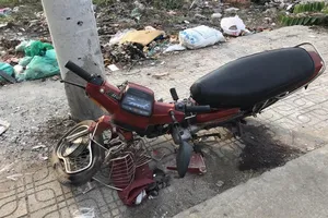 1 người đàn ông có mùi rượu bia tông vào cột điện nguy kịch