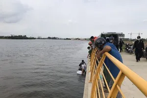 Bỏ lại xe máy, người đàn ông ở Củ Chi nhảy cầu Bình Phước