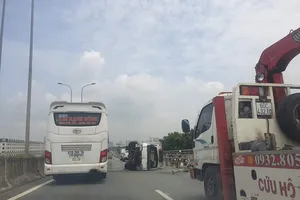 Xe tải tông dải phân cách, lật tại đường dẫn cao tốc