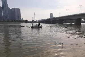 Cảnh sát lặn cả buổi tìm nam thanh niên nhảy cầu Sài Gòn