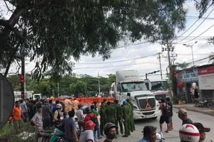 Container ôm cua tông chết người đi xe máy tại quận 2