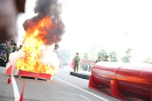 Xem 600 Cảnh sát PCCC vượt tường lửa ngoạn mục