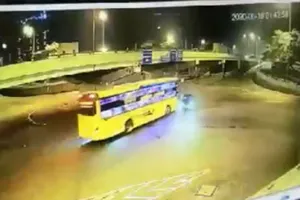 Đưa cụ bà đi khám bệnh, cả nhà gặp tai nạn