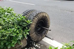 Dân hú vía khi bánh xe tải lăn tự do hàng trăm mét trên đại lộ