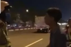 Dân nhậu 'cù nhây' khi bị CSGT xử phạt