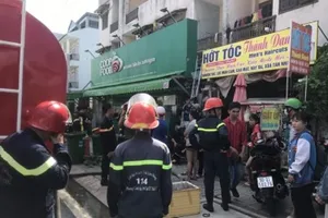 Giải cứu 6 sinh viên mắc kẹt trong đám cháy tại quận 9