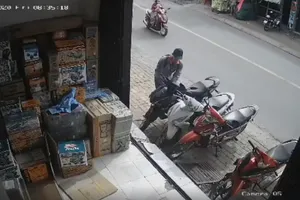 Camera ghi cảnh trộm cắt dây xích, lấy xe máy ở quận 9