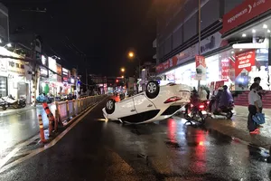 Thủ Đức: Tránh xe máy, ô tô lật nhào trong cơn mưa 