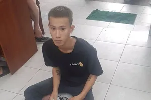 Dùng dao không chế nhân viên cửa hàng để cướp