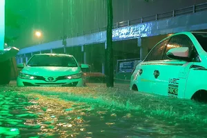 Hình ảnh nước ngập tới yên xe trong cơn mưa lớn tại TP.HCM