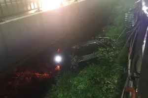 Thanh niên lái ô tô mới mua rơi khỏi cầu Sài Gòn