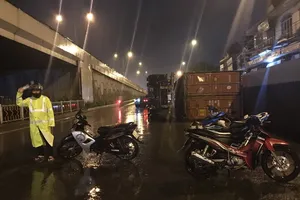 Container lật nhào trong mưa khi ôm cua cầu vượt Linh Xuân