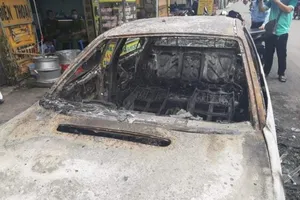 Ô tô 4 chỗ đang chạy bốc cháy, tài xế kịp thoát thân 
