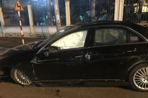 Tài xế có nồng độ cồn cao lái Mercedes lật nhào nhiều vòng