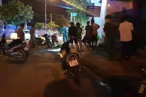 Mâu thuẫn khi mua bắp xào, 2 đàn ông bị đâm nhập viện