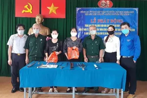 Người dân quận 7 giao nộp hàng trăm hung khí cho công an