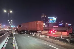 Container 'cày' bay 33 m dải phân cách trên cầu Sài Gòn